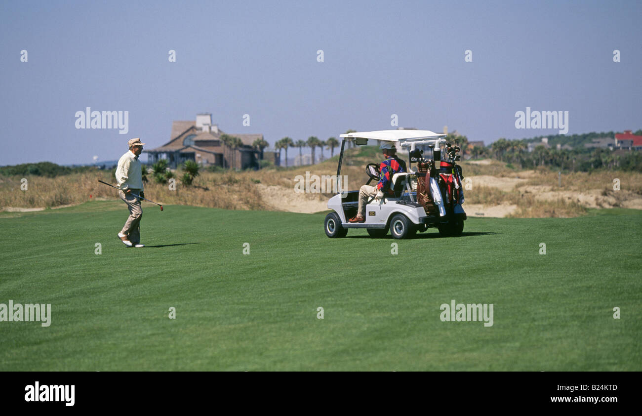 Kiawah Island une île près de Charleston est une destination populaire ces golfeurs sont au cours de l'Océan Banque D'Images