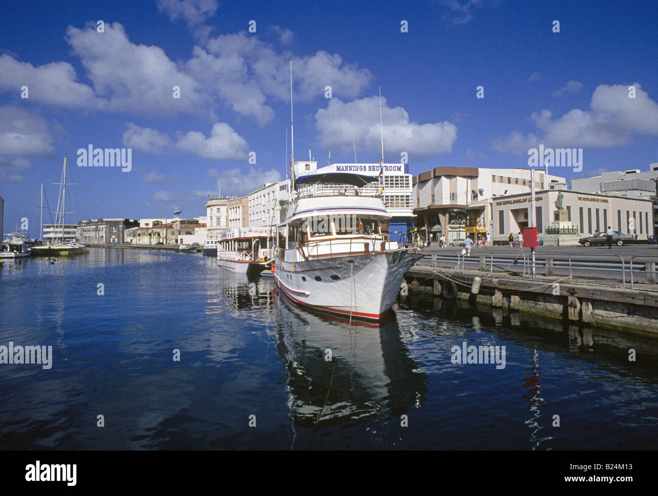 Bateaux reste dans le port protégé de la capitale de la Barbade Bridgetown Banque D'Images