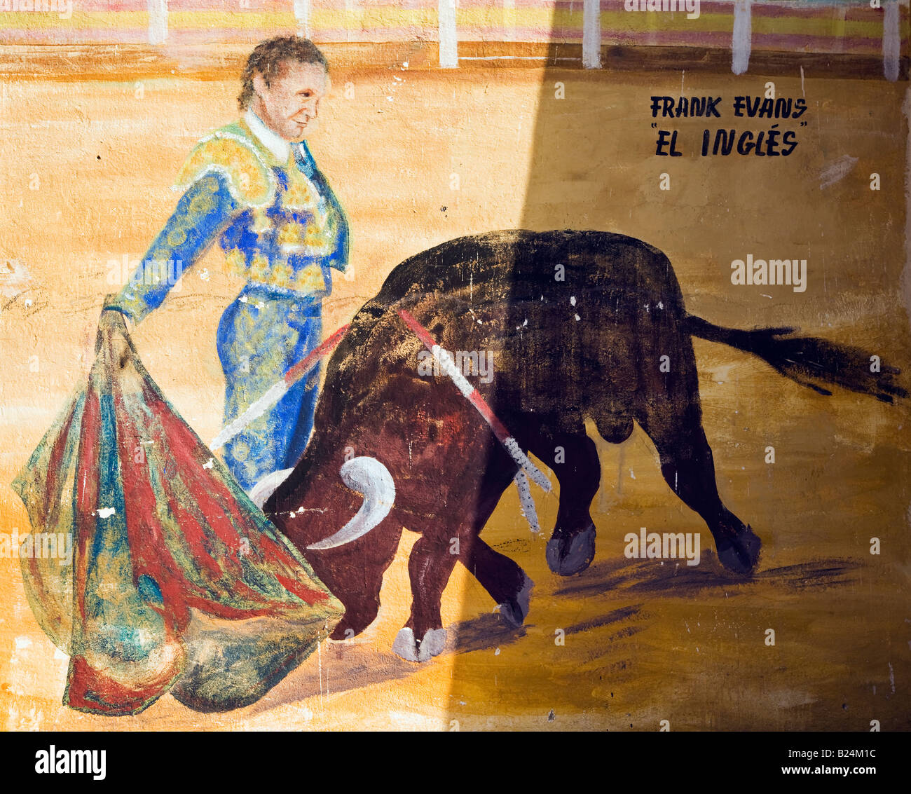 Peinture naif de Frank Evans El Ingles le torero anglais en action sur le mur à l'extérieur de l'arène de Benalmadena Espagne Banque D'Images