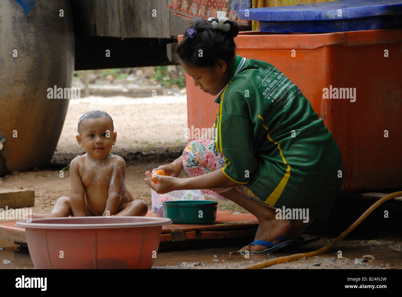 Les résidents de pig island (Koh Sukorn) , dame musulmane de nettoyer le poisson, la province de Trang , Thaïlande Banque D'Images