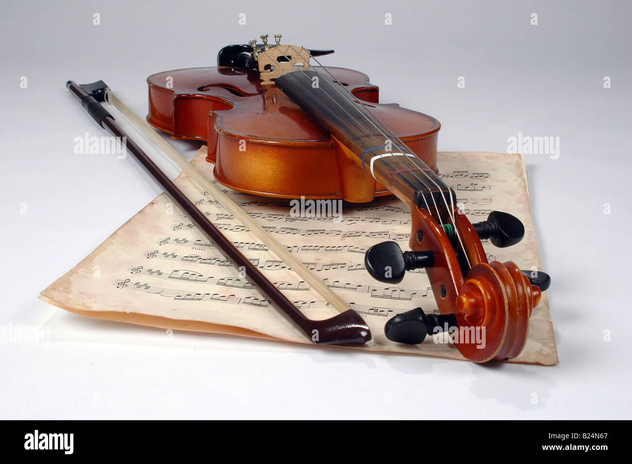 Ancien violon et vintage music sur un fond neutre Banque D'Images