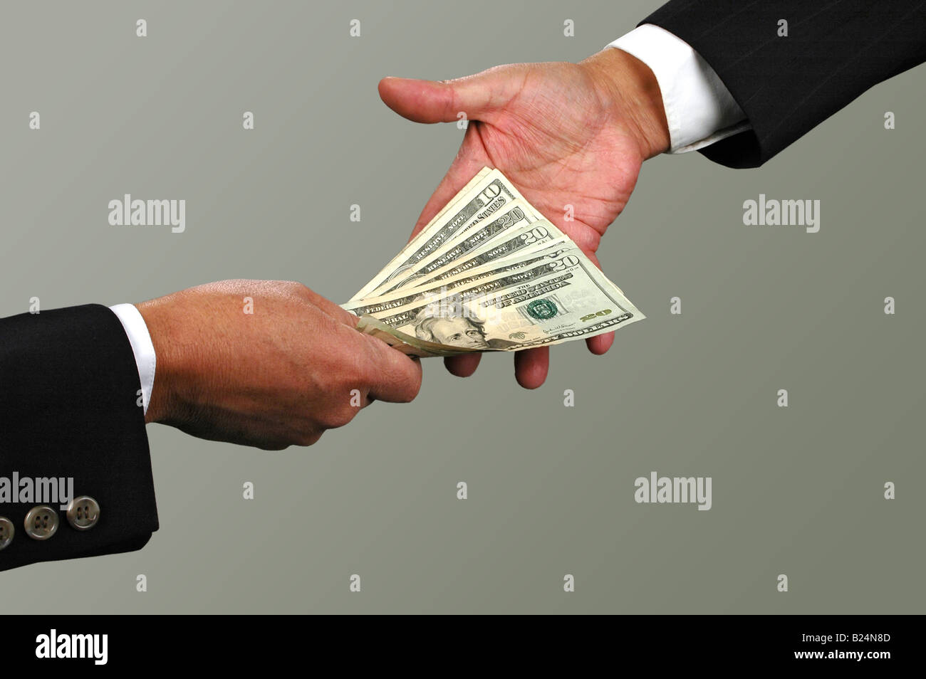 L'échange d'argent entre deux hommes d'affaires Banque D'Images