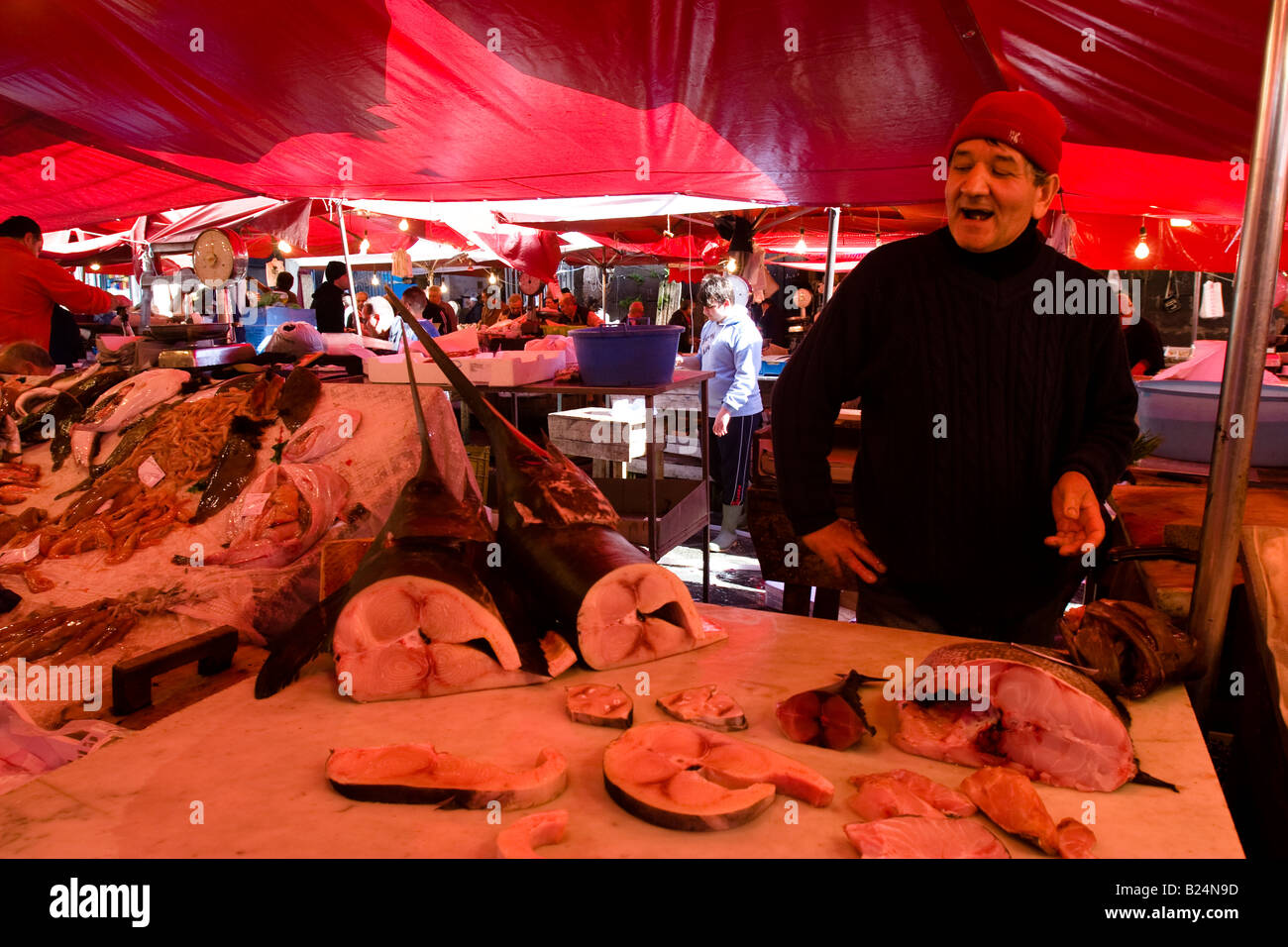Vendeur de poisson haggles à Catane Sicile fish market Banque D'Images