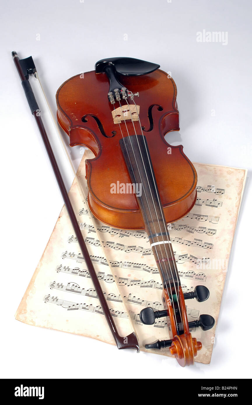 Ancien violon avec musique vintage feuille sur fond blanc Banque D'Images