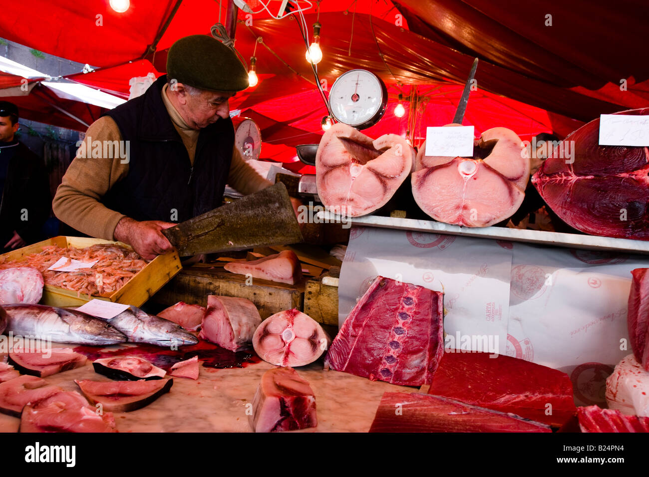 Vendeur de poisson réduit à l'espadons marché aux poissons de Catane Sicile Italie Banque D'Images