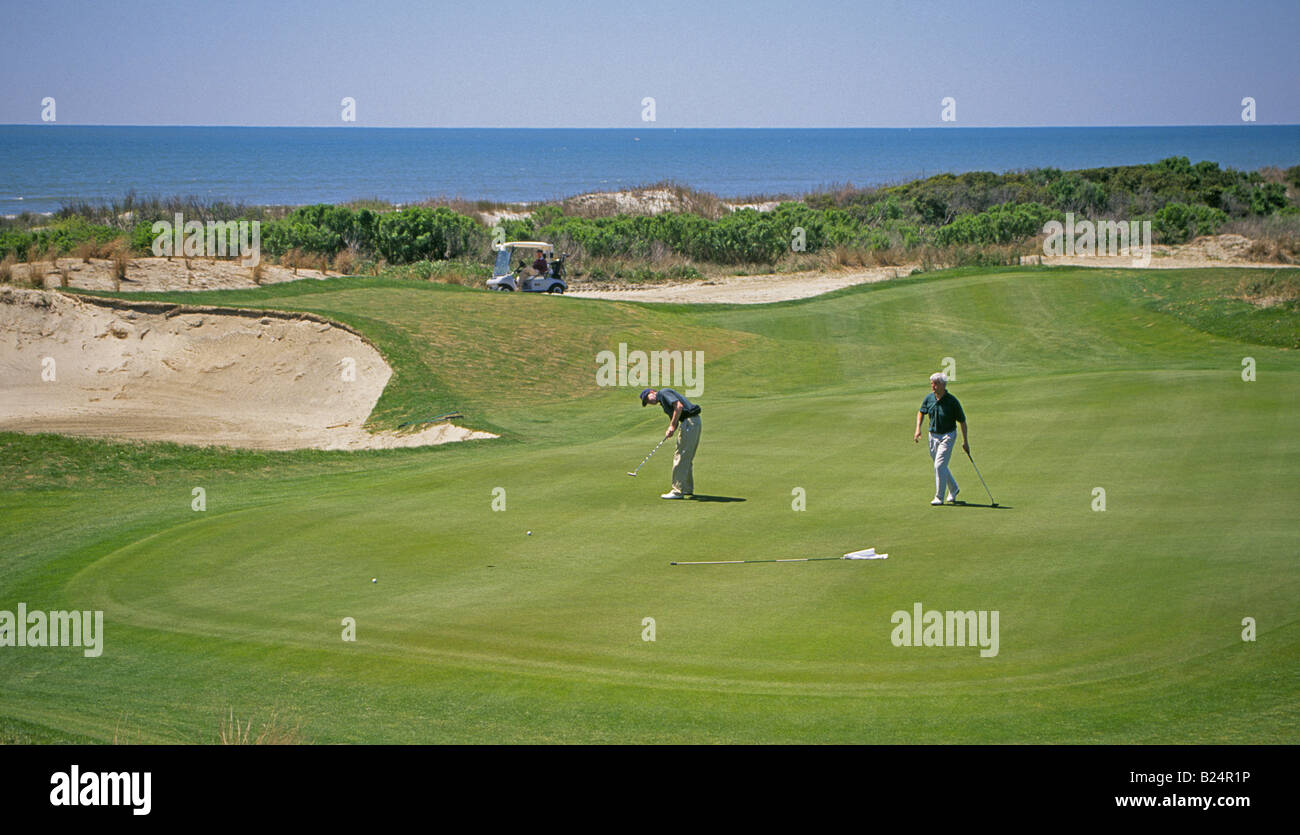 Kiawah Island une île près de Charleston est une destination populaire ces golfeurs sont au cours de l'Océan Banque D'Images