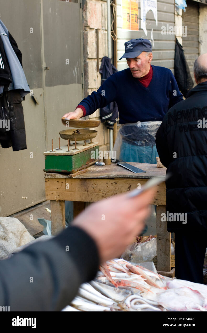 Poissonnier à La Pescheria di Sant Agata marché aux poissons de Catane, Sicile, Italie Banque D'Images