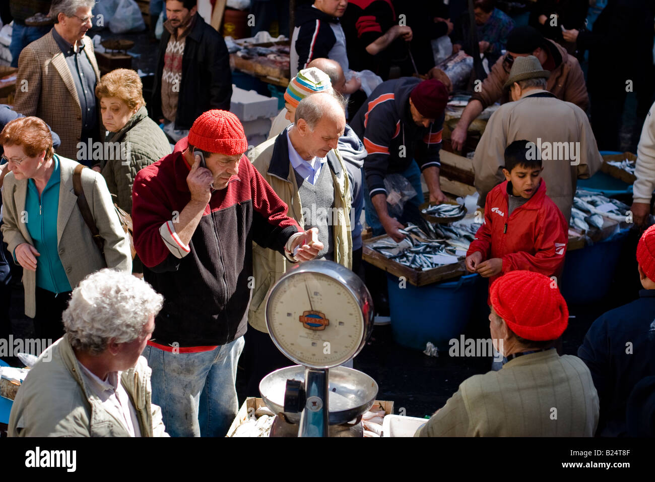Vendeur de poisson talk sur téléphone mobile à la Pescheria di Sant Agata marché aux poissons de Catane, Sicile, Italie Banque D'Images