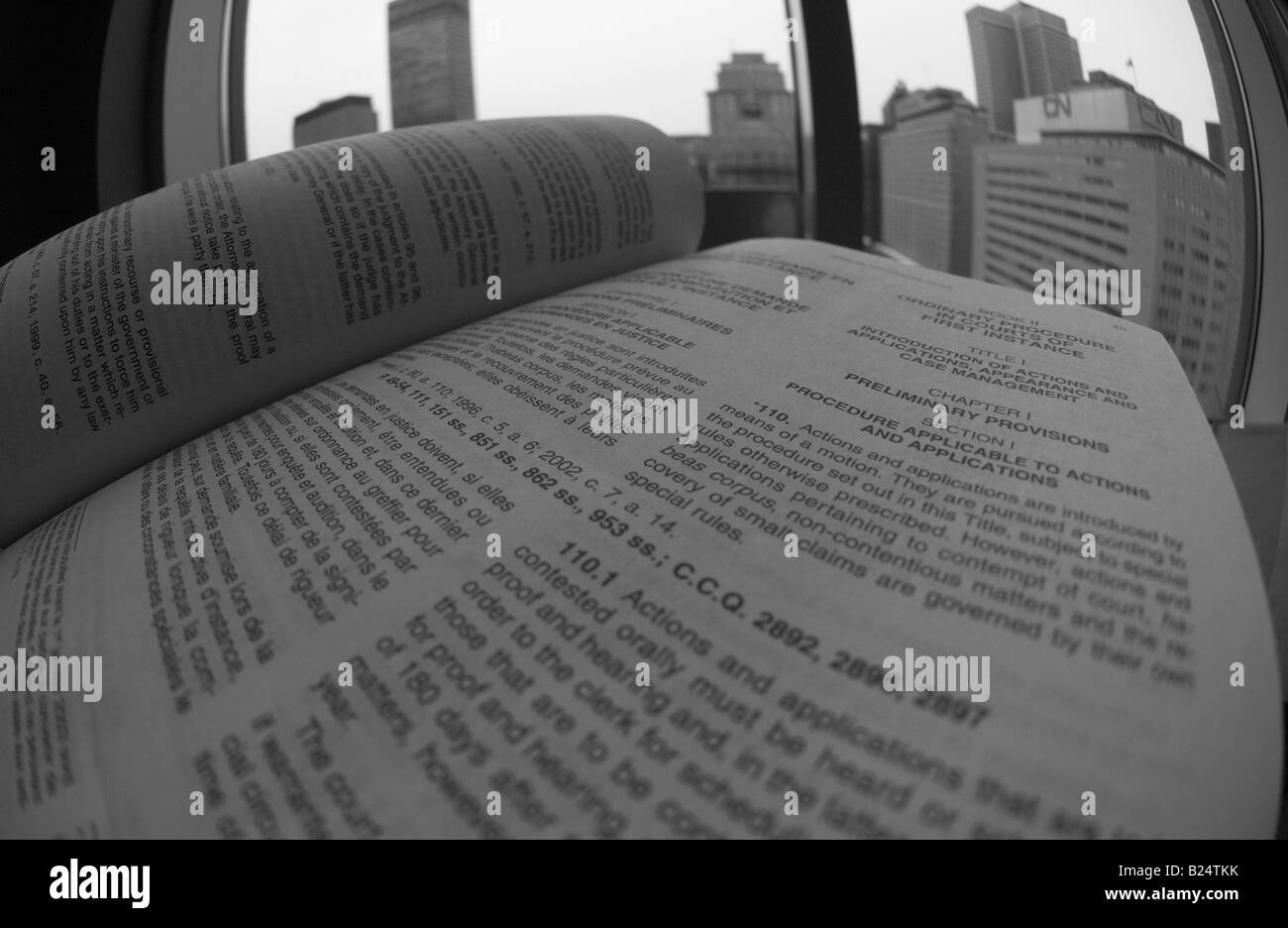 La loi - un instantané de l'appareil judiciaire civil procédure civile, en vue de la gratte-ciel de Montréal en arrière-plan Banque D'Images