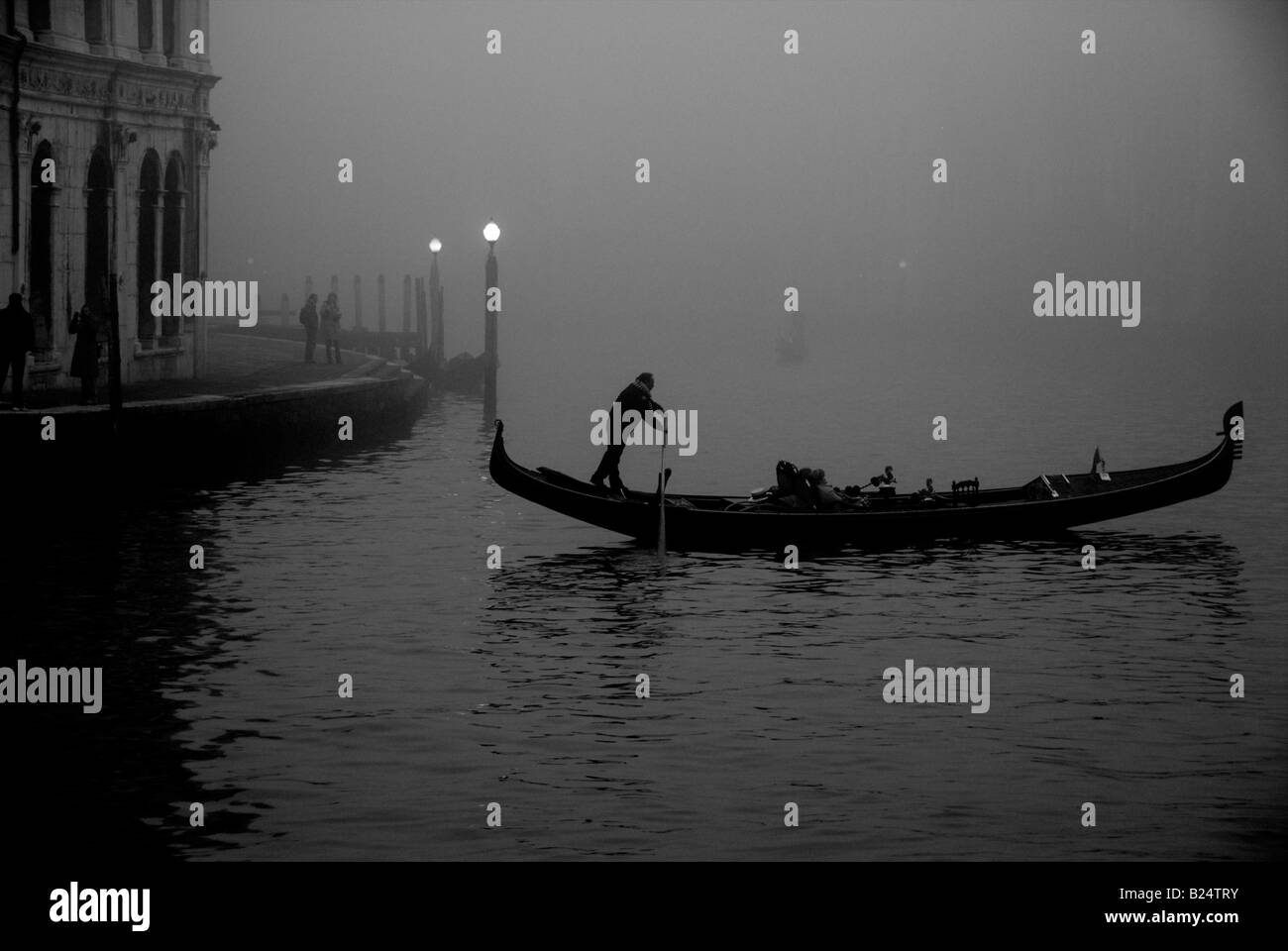 Gondola dans le brouillard - Venise Italie Banque D'Images