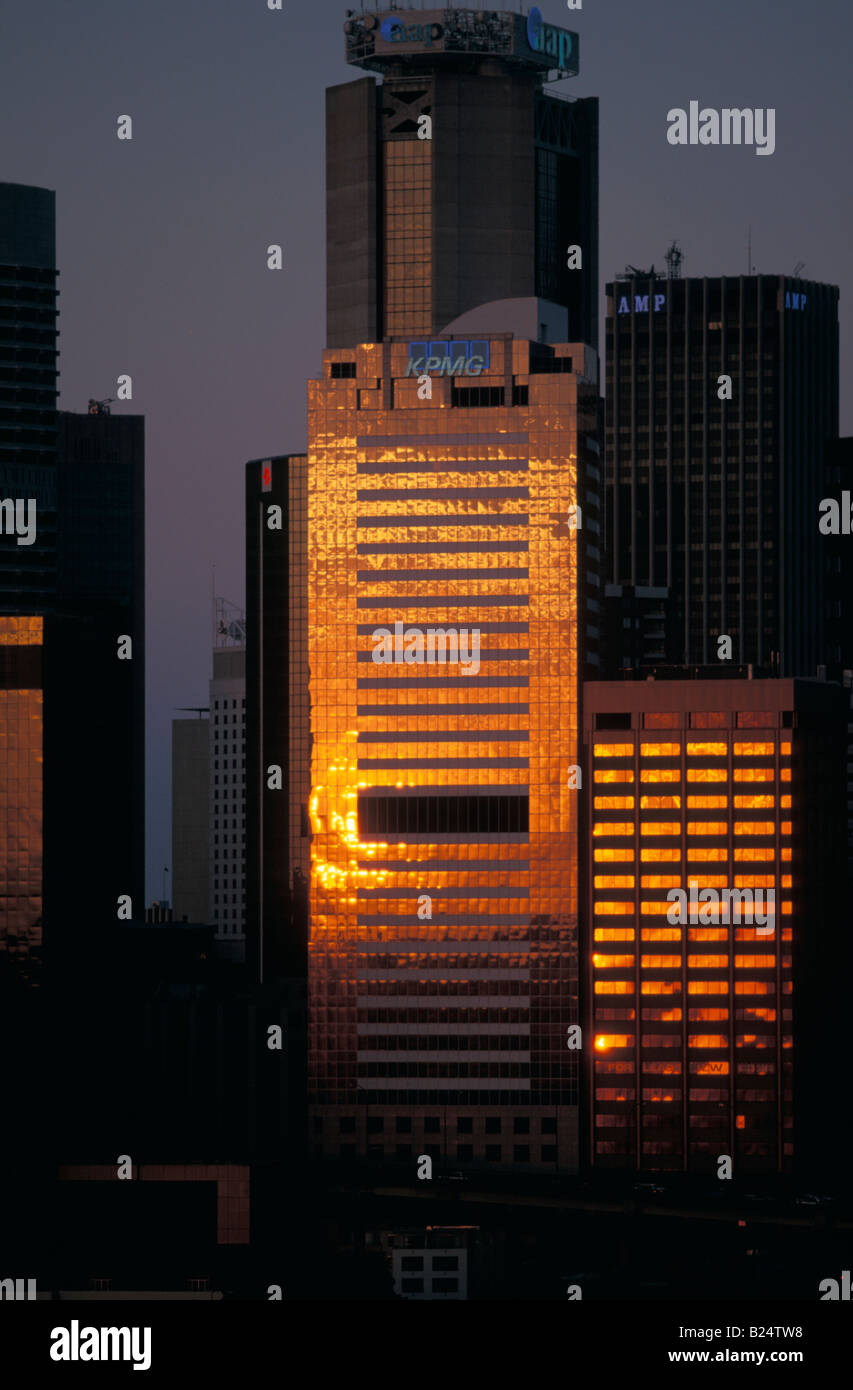 Relecting coucher de soleil au large de Sydney CBD Buildings New South Wales Australie Banque D'Images