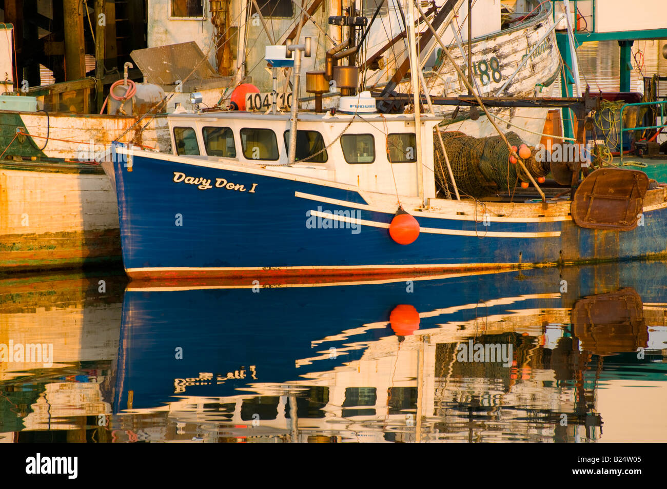 Canada Nouveau-brunswick Commercial colorée de bateaux de pêche amarrés au quai dans la baie de Fundy Banque D'Images