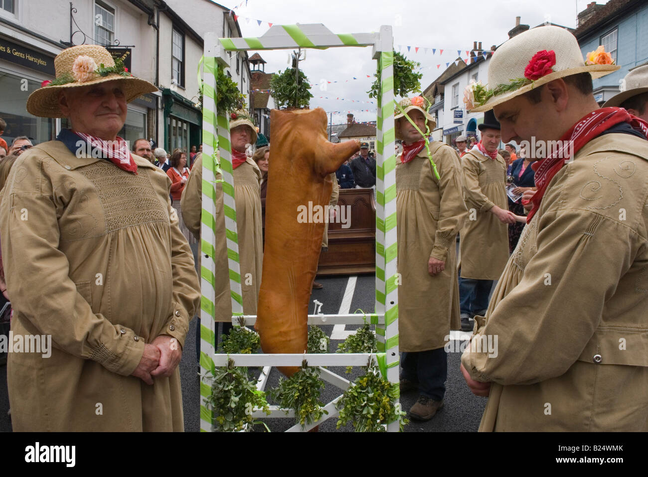 Flitch de Bacon sur la place du marché au Dunmow Flitch Trial. Great Dunmow, Essex, Angleterre Royaume-Uni années 2000 2008 HOMER SYKES Banque D'Images