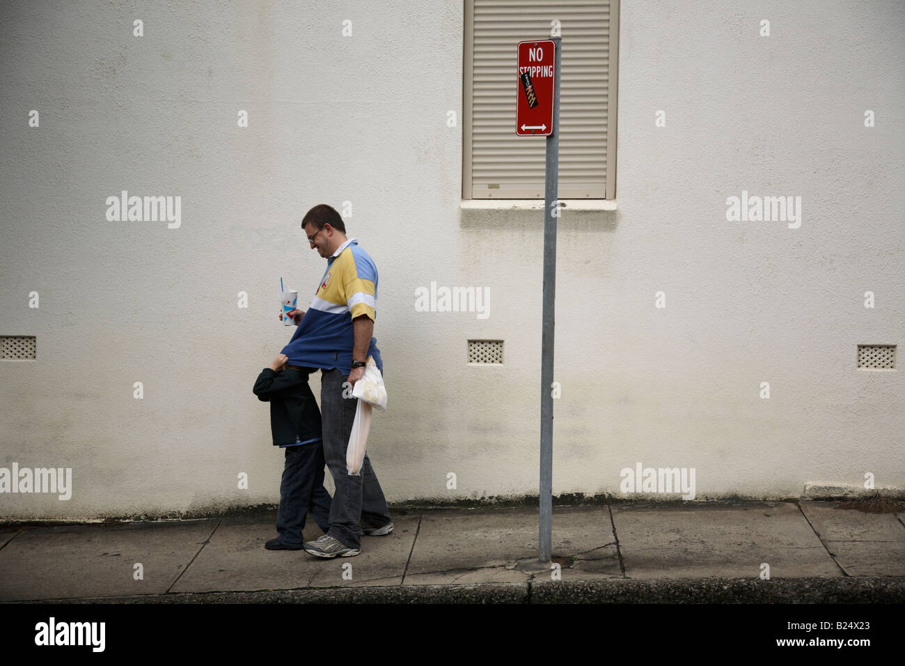 Le père et le fils de retour de shopping Sydney New South Wales Australie Banque D'Images