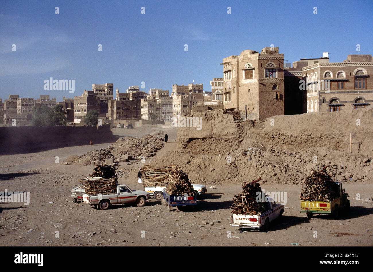 Sanaa Yemen Wadi - camionnettes transportant du bois de collecte Banque D'Images