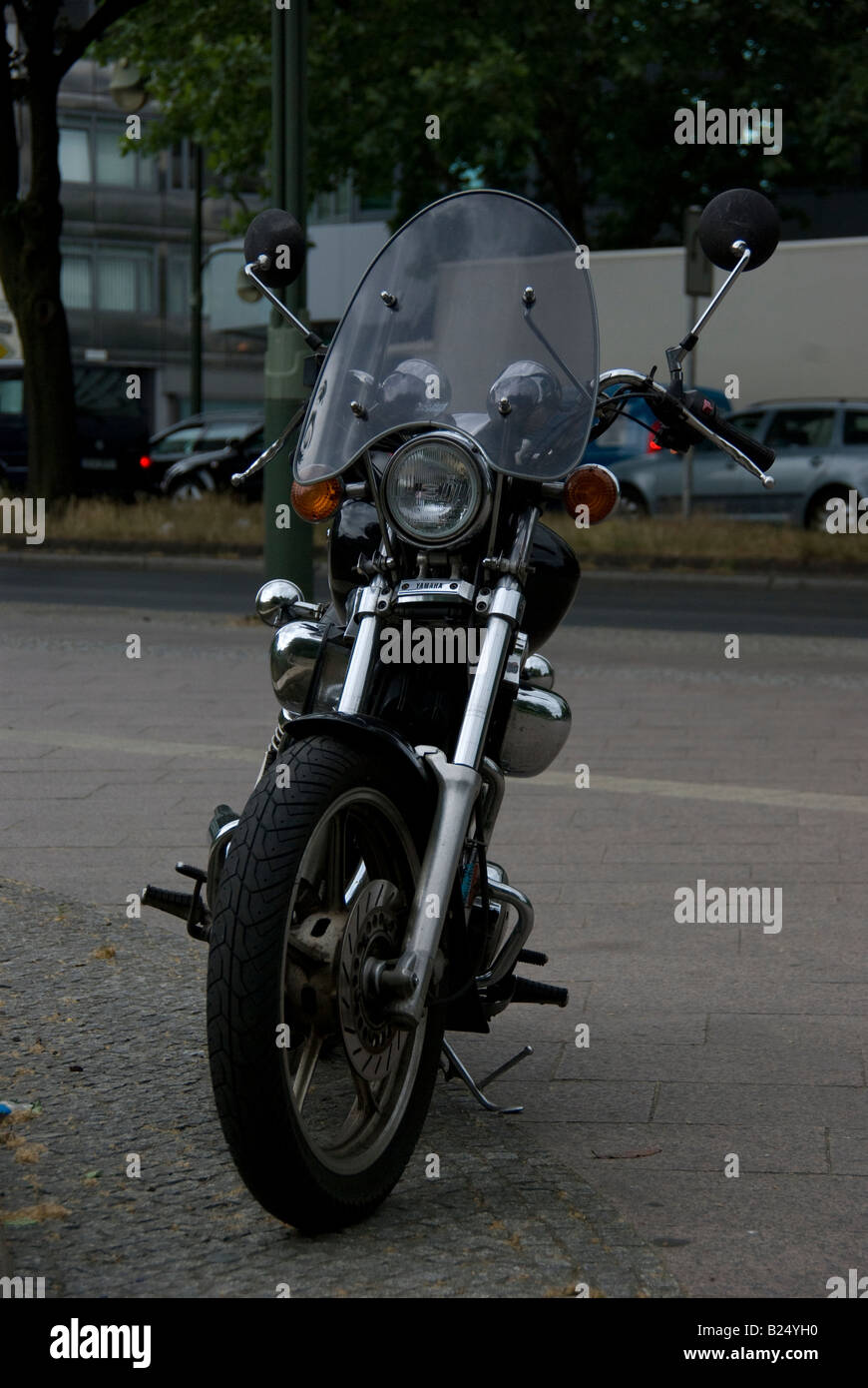 Une moto Yamaha en stationnement sur les rues de Berlin Banque D'Images