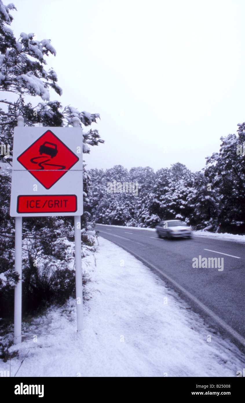 "Méfiez-vous de la glace" roadsignwith fond de montagnes couvertes de neige le long de la pittoresque Milford Road (Route Nationale 94), Fiordland, Nouvelle-Zélande Banque D'Images