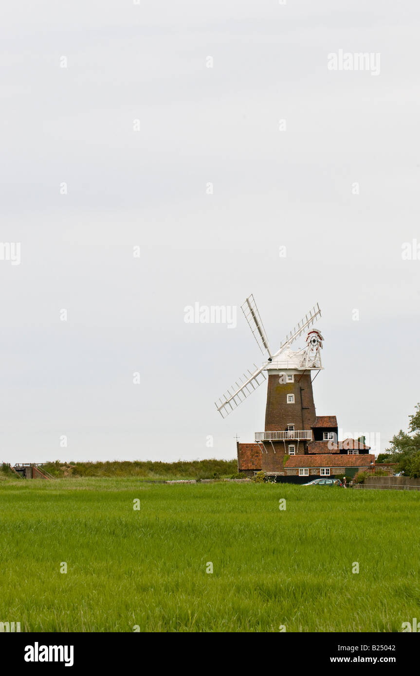 Le moulin sur la côte au petit village de Norfolk Claj suivant la mer, en Angleterre. Banque D'Images