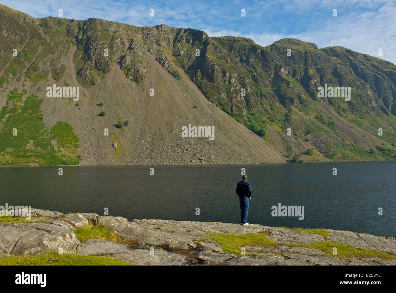 Man looking at pierriers au-delà de l'Angleterre, Wastwater plus profond lac, Lake District National Park, West Cumbria, Angleterre Royaume-uni Banque D'Images