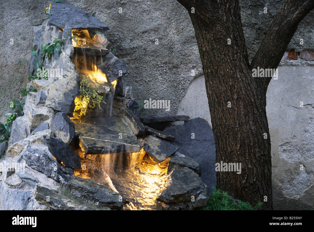 Petite cascade artificielle dans le jardin Banque D'Images