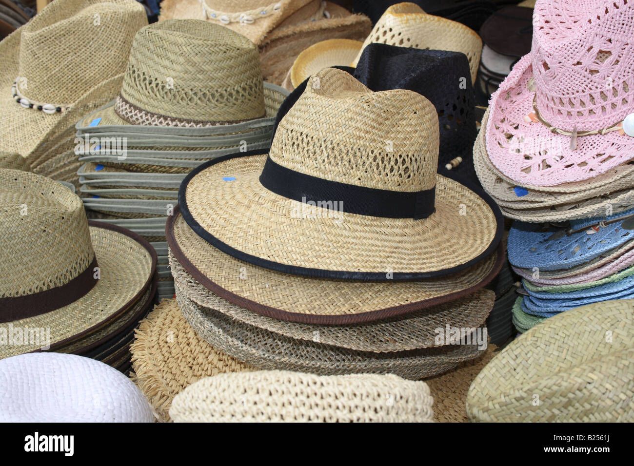 Chapeaux tropicaux en vente sur un stand à Varadero, Cuba Photo Stock -  Alamy