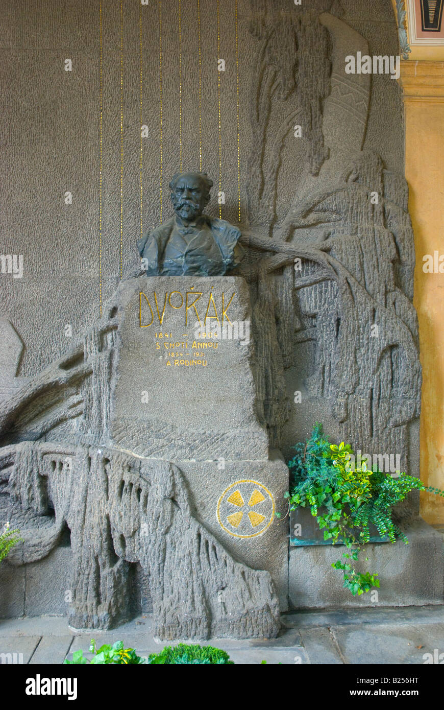 Grave pour les compositeurs Dvorak par Ladislava Saloun en cimetière Vysehrad Prague République Tchèque Europe Banque D'Images