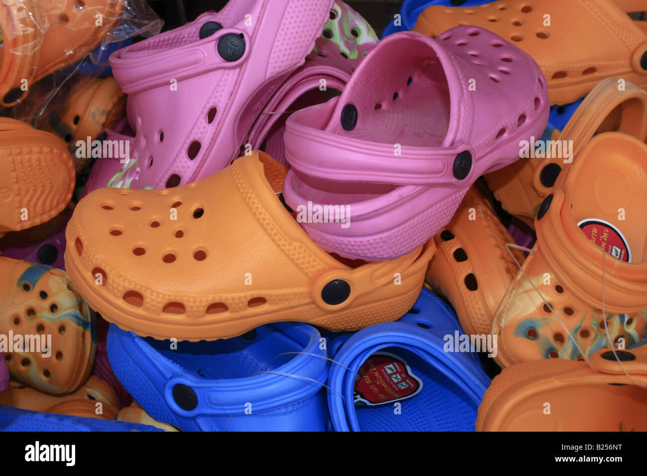 Crocs Chaussures au Souk Madinat al Quasr, Jumeirah, Dubaï, Emirats Arabes Unis. Photo par Willy Matheisl Banque D'Images