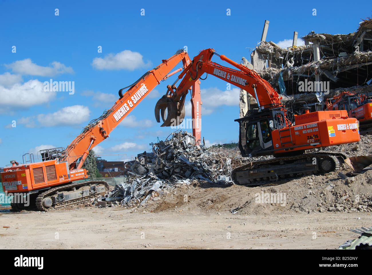 Les pelles travaillant sur le site de démolition de bâtiments, Bracknell, Berkshire, Angleterre, Royaume-Uni Banque D'Images