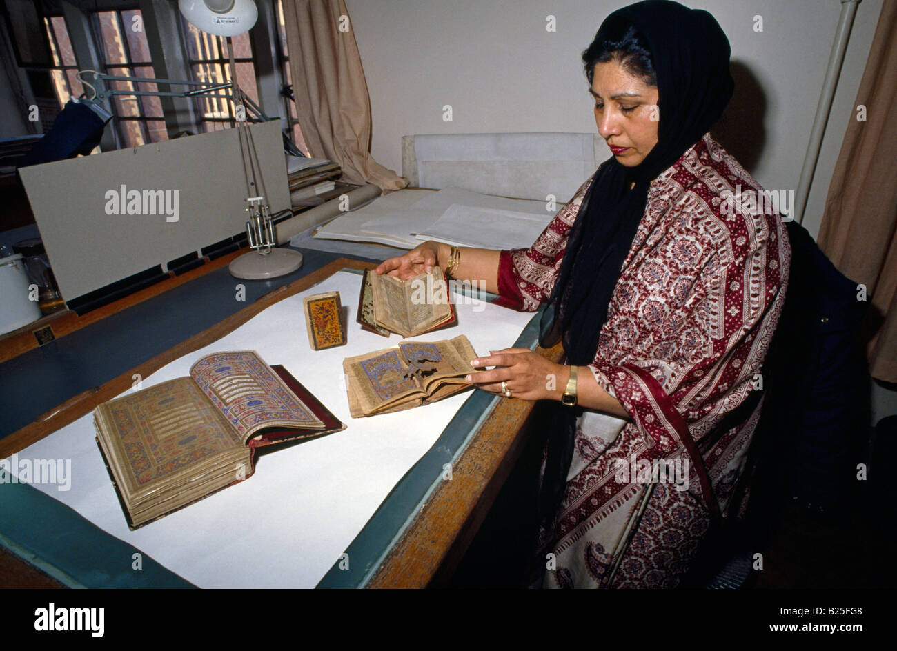 La restauration femme Coran Banque D'Images