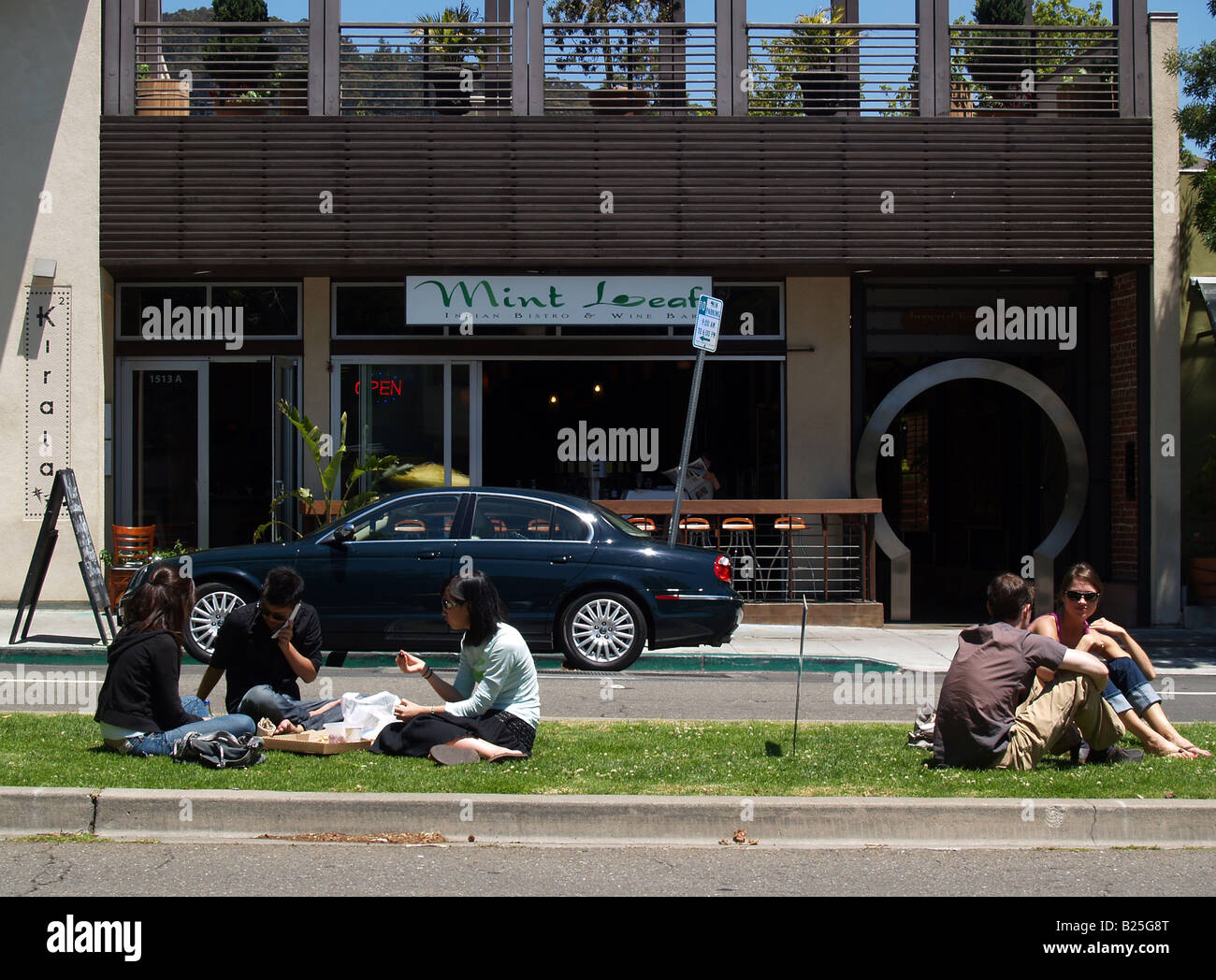 Les personnes mangeant le déjeuner sur la médiane de Shattuck Avenue à Berkeley en Californie dans la zone connue sous le nom de ghetto Gourmet Banque D'Images