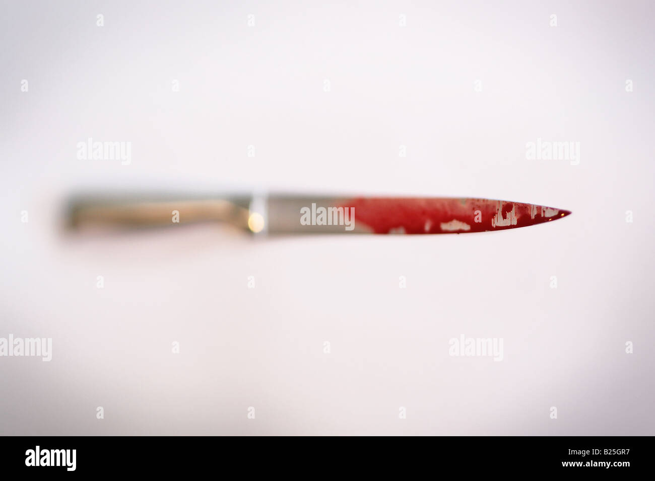 Un couteau de cuisine avec du sang Banque D'Images