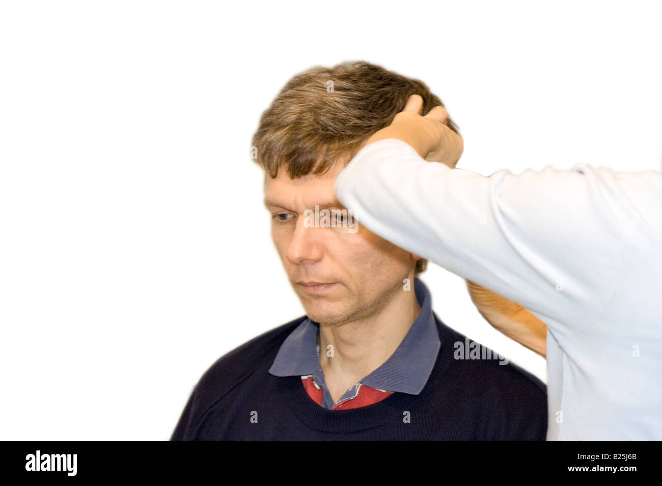 Un traitement d'acupuncture - femme médecin appliquant les aiguilles d'acupuncture derrière l'oreille d'un homme Banque D'Images