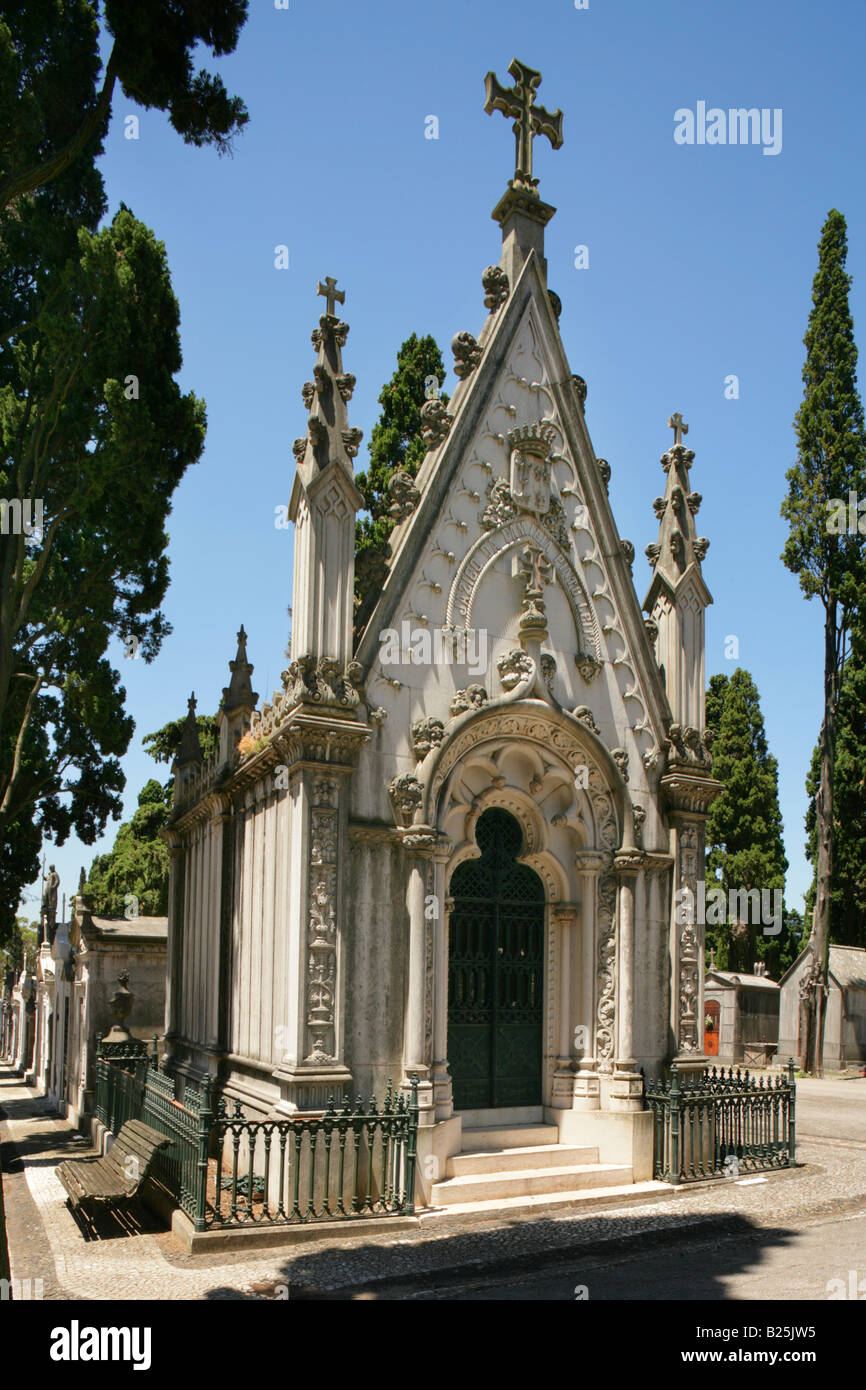 Tombeau dans le cimetière de Prazeres, Lisbonne, Portugal. Banque D'Images