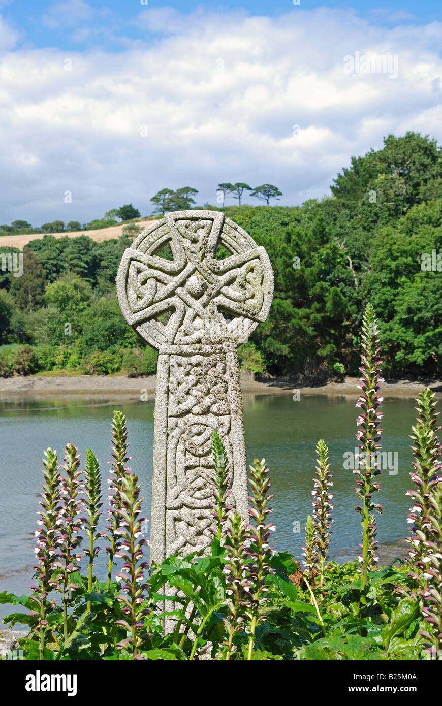 Une croix celtique par une crique sur la péninsule de roseland cornwall,,uk Banque D'Images
