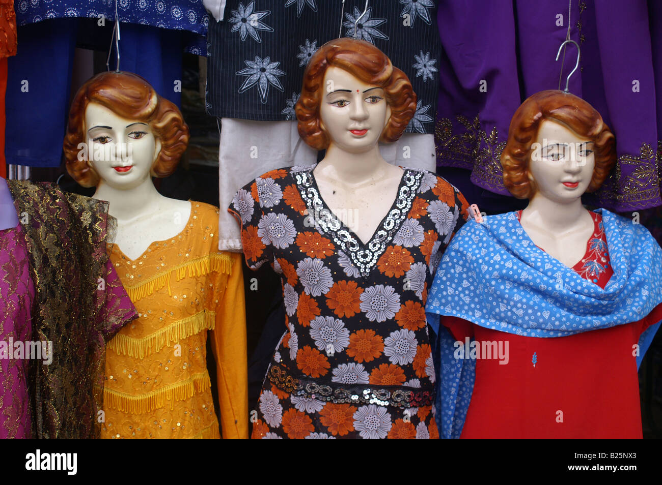 Des mannequins dans un magasin à Munnar, Kerala, Inde Banque D'Images