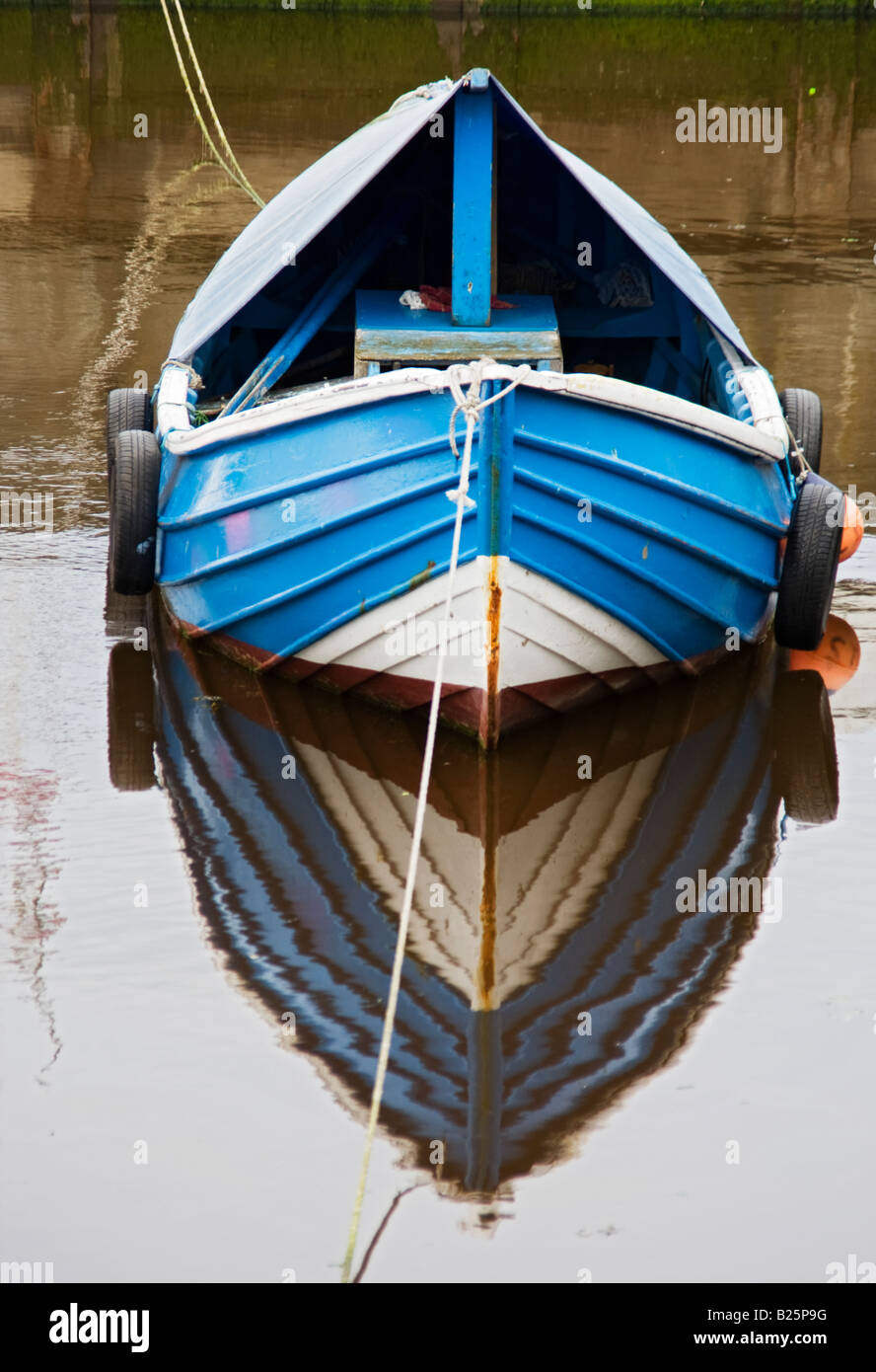Bateau de pêche en bois traditionnel amarré au port Banque D'Images