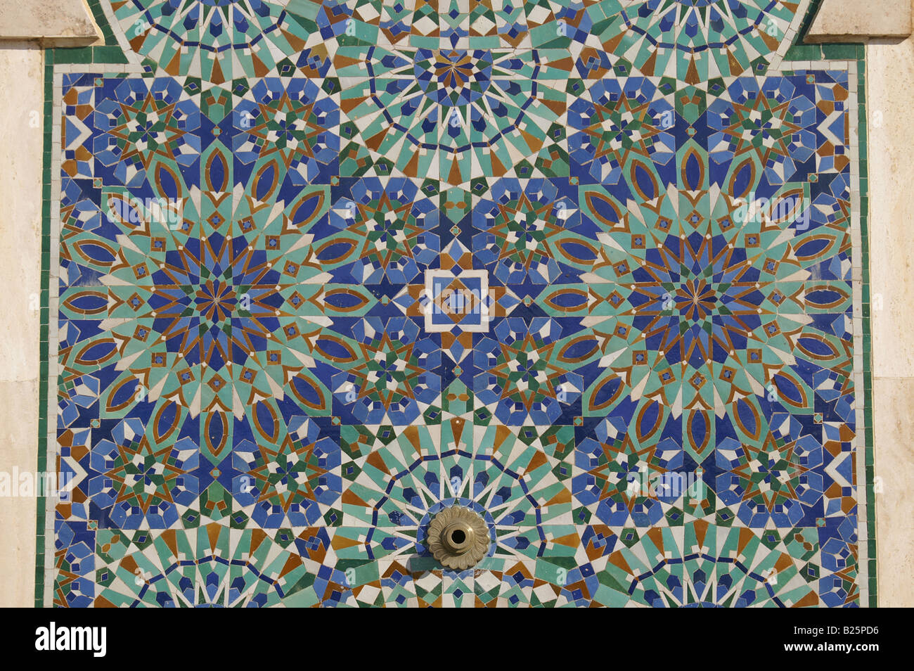 Sol carrelé à la Mosquée Hassan II, Casablanca, Maroc Banque D'Images