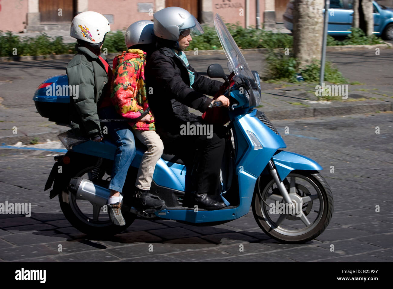 Balades en moto femme avec ses enfants à Catane, Sicile, Italie Photo Stock  - Alamy