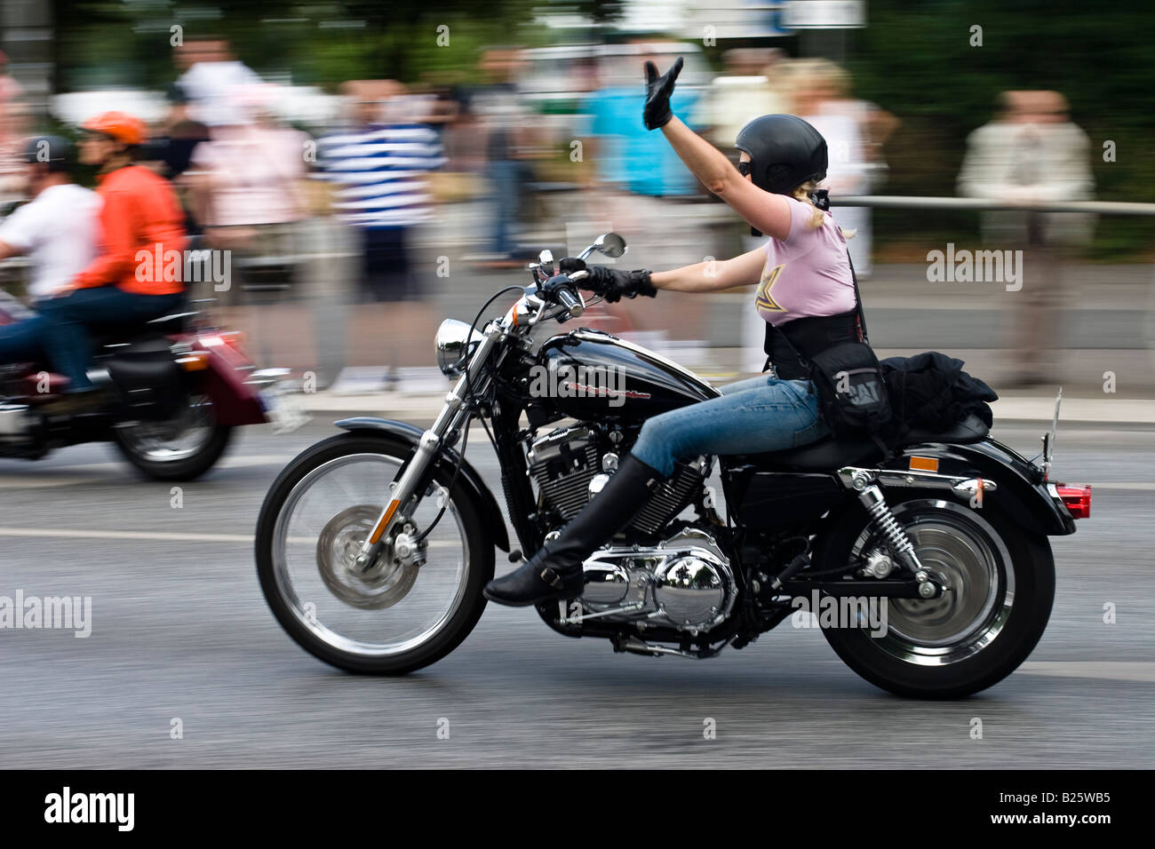 Femme biker conduit une moto Harley Davidson à Hambourg, Allemagne Photo  Stock - Alamy