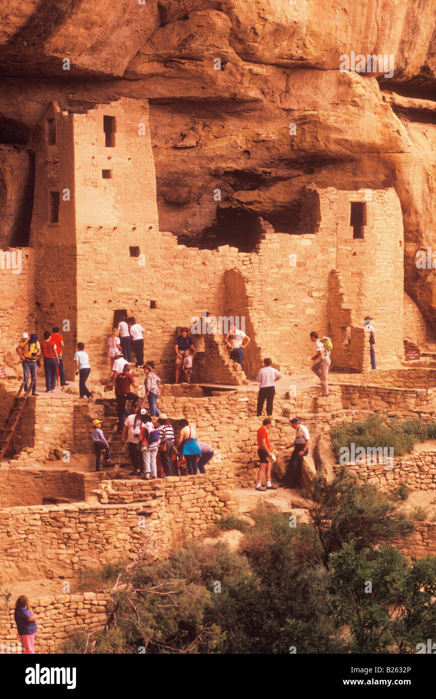 Visiteurs à l'Anasazi ruines indiennes de Cliff Palace Le Parc National de Mesa Verde au Colorado Banque D'Images