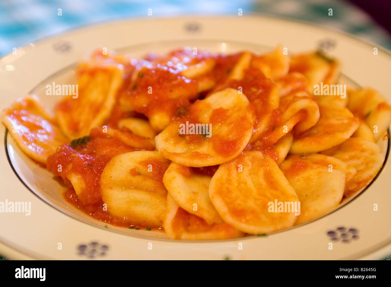 Orachietta est la spécialité de pâtes en forme d'oreille Pouilles, Italie.  Il y est servi dans une sauce à base de tomates Photo Stock - Alamy