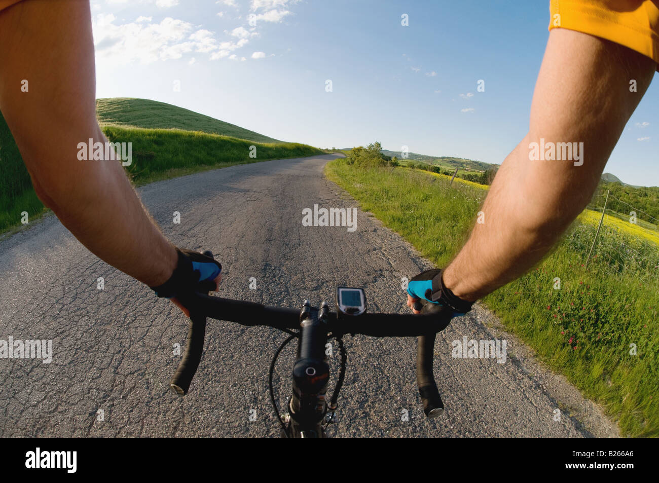 Vue rapprochée des mains sur les poignées d'une bicyclette Banque D'Images