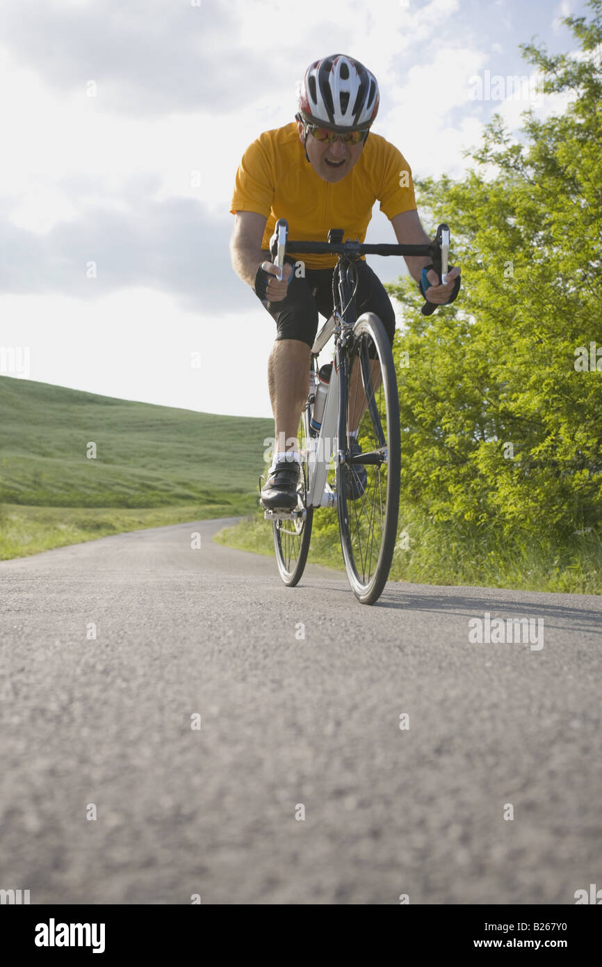 Vue de face d'un homme à vélo sur route Photo Stock - Alamy