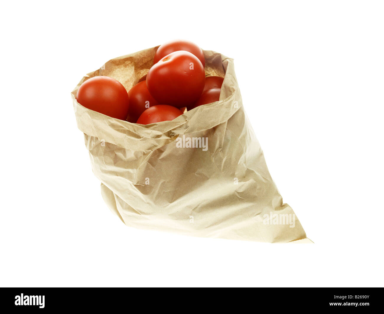 Sac en papier et non en plastique, des tomates mûres fraîches Salade saine avec copie Espace un chemin de détourage et aucun peuple contre un fond blanc Banque D'Images