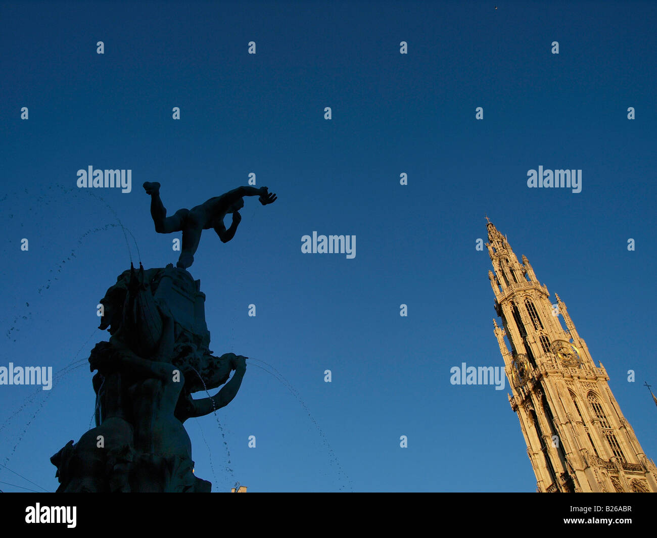 Brabo fontaine avec la tour de la cathédrale sur fond de ciel bleu Anvers Flandre Belgique Banque D'Images