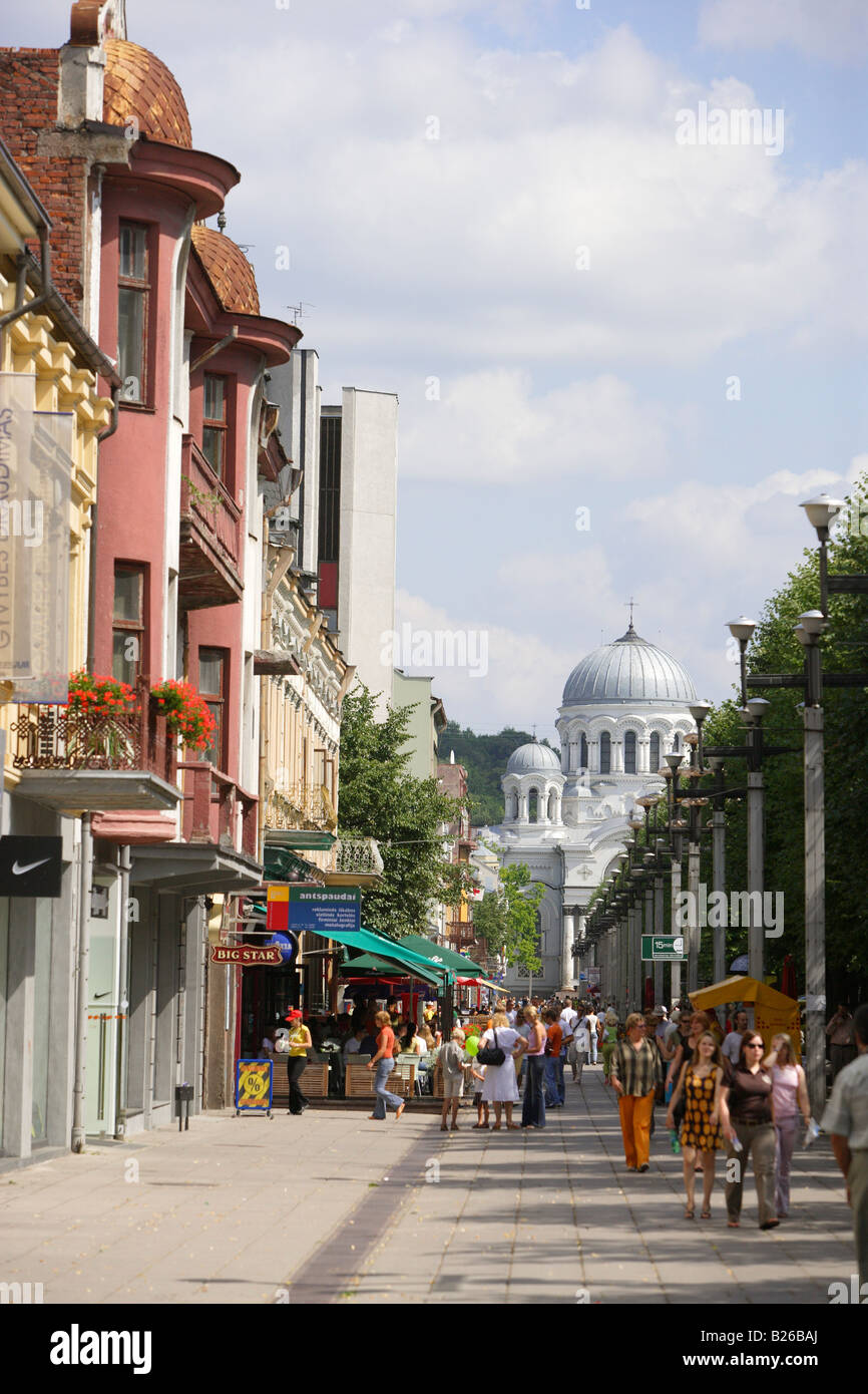 Laisves aleja (Liberty avenue) à Kaunas et la coupole de l'église de St Michel Archange, Lituanie Banque D'Images