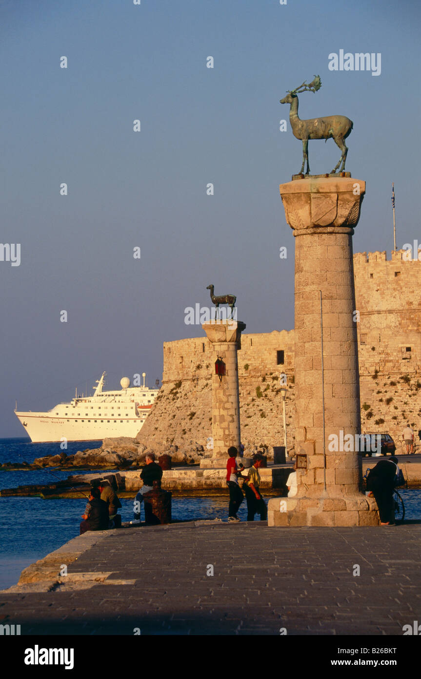 Le port de Mandraki et Fort de Saint Nicholas, ville de Rhodes, Dodécanèse, Mer Égée, Grèce Banque D'Images