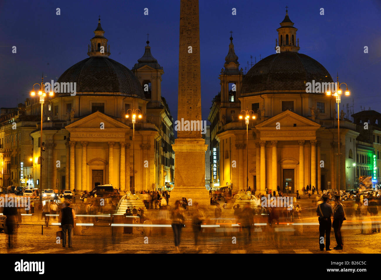 Piazza del Popolo, lits 1 églises de Santa Maria dei Miracoli et Santa Maria in Montesanto, et l'obélisque de Ramsès II à Banque D'Images