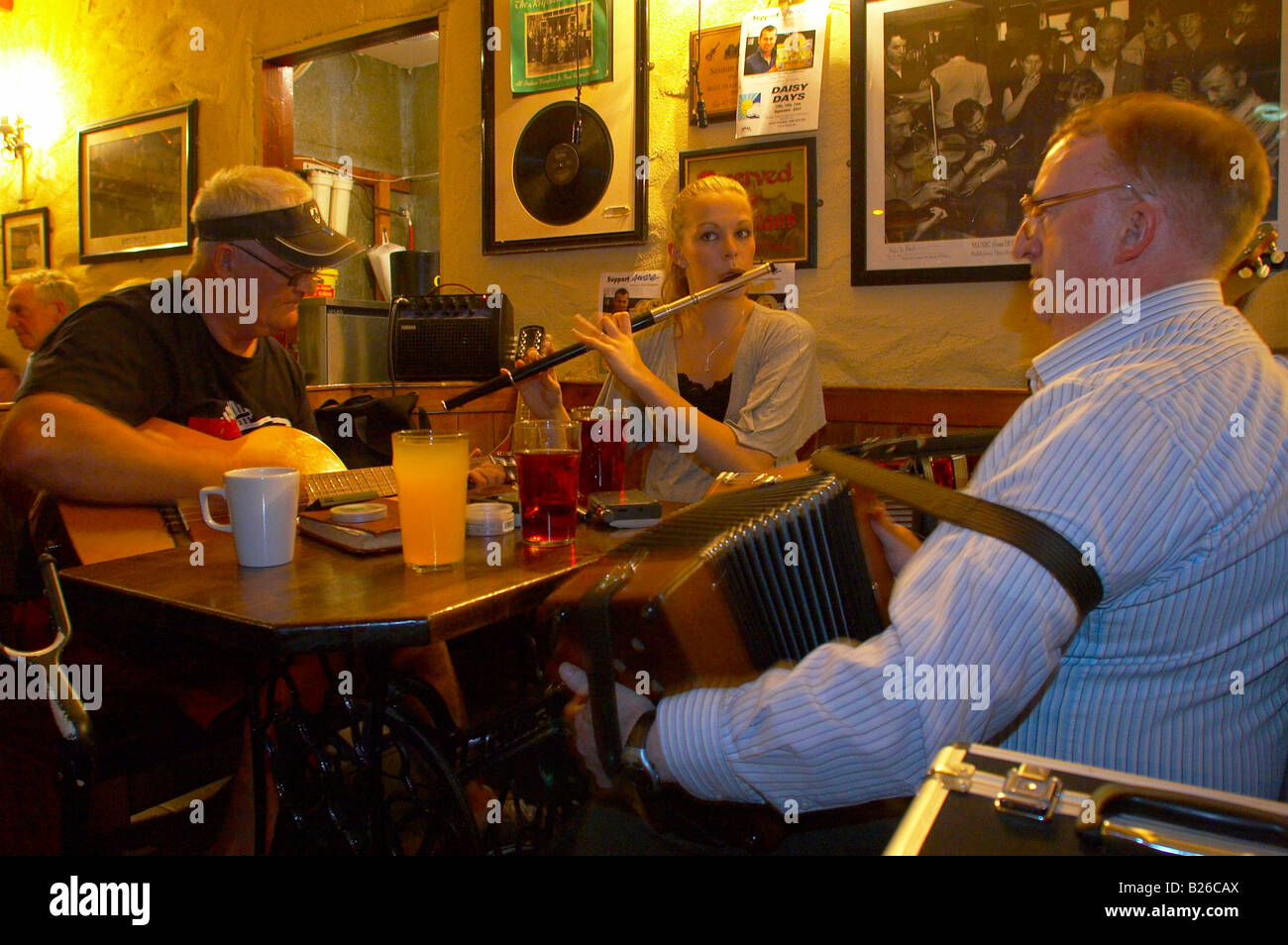 Photo d'intérieur, l'Irlandais musiciens folk dans O'Connor à Doolin, dans le comté de Clare, Irlande, Europe Banque D'Images