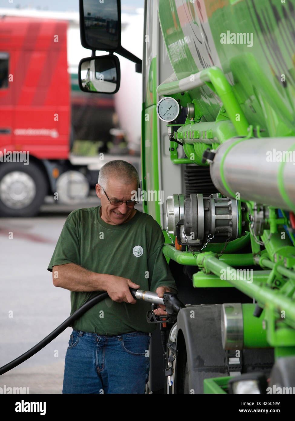 Camionneur de remplir son camion avec cher carburant diesel Hazeldonk Dutch frontière Belge Banque D'Images